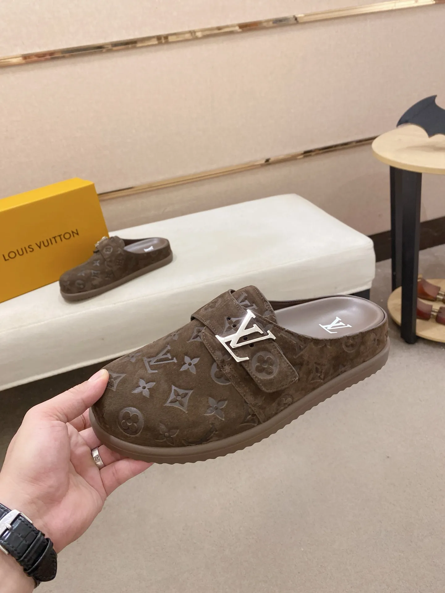 Men's shoes💰: 220💰38-45, LV Easy 2025 new men's casual sandals and slippers, made of suede cow leather, with Monogram pattern to highlight the trendy style. Adjustable straps illuminated with LV letters, while a resilient insole and micro outsole provide lightweight comfort. Made of suede cow leather with embossed Monogram pattern and brand element metal hardware✅Adjustable straps➕Tough insole‼ ️Micro outsole. Comfortable and easy to wear‼ ️